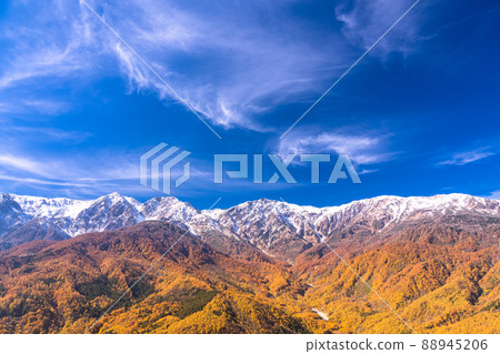 《Nagano Prefecture》 Hakuba Village / Sandan Autumn Leaves at the height of autumn leaves 《Nagano Prefecture》 Hakuba Village / Sandan Autumn Leaves at the height of autumn leaves 88945206