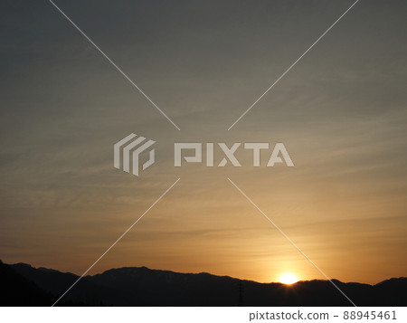 The rising sun rises from the middle mountain of the sunrise The rising sun rises from the middle mountain of the sunrise 88945461