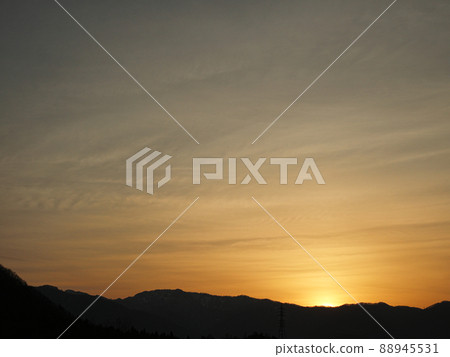 The rising sun rises from the middle mountain of the sunrise The rising sun rises from the middle mountain of the sunrise 88945531