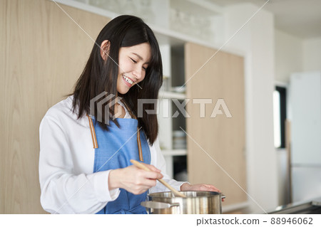 烹調在廚房裡的婦女 88946062