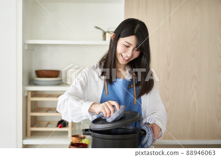 烹調在廚房裡的婦女 88946063