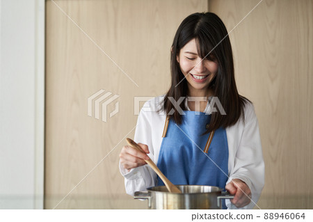 烹調在廚房裡的婦女 烹調在廚房裡的婦女 88946064