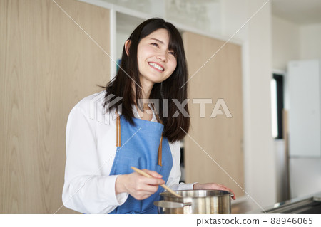 烹調在廚房裡的婦女 烹調在廚房裡的婦女 88946065
