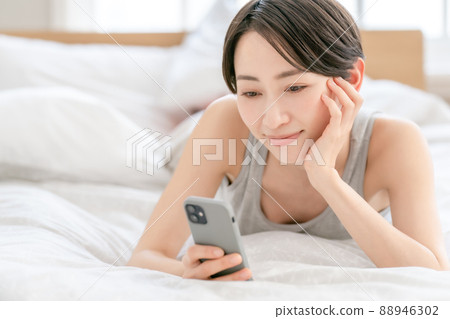 女性生活方式床智能手機 女性生活方式床智能手機 88946302