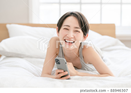 女性生活方式床智能手機 女性生活方式床智能手機 88946307