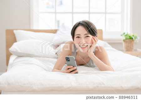 女性生活方式床智能手機 女性生活方式床智能手機 88946311