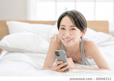 女性生活方式床智能手機 女性生活方式床智能手機 88946312