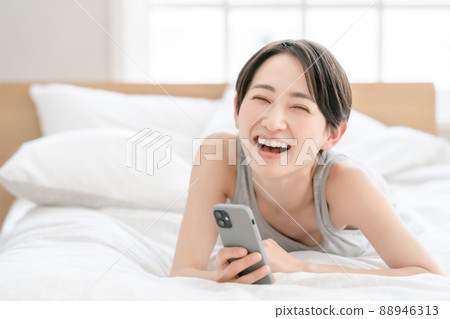 女性生活方式床智能手機 女性生活方式床智能手機 88946313
