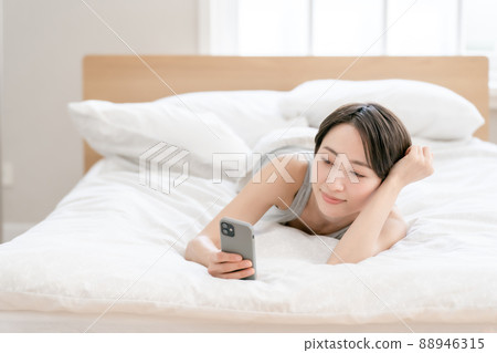女性生活方式床智能手機 女性生活方式床智能手機 88946315