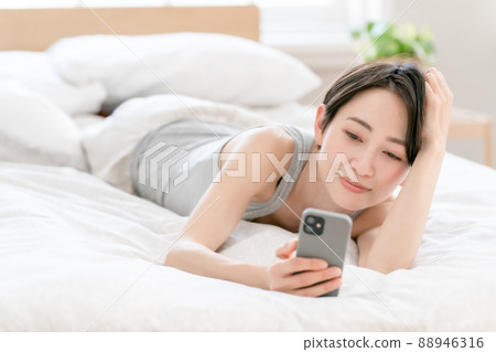 女性生活方式床智能手機 女性生活方式床智能手機 88946316