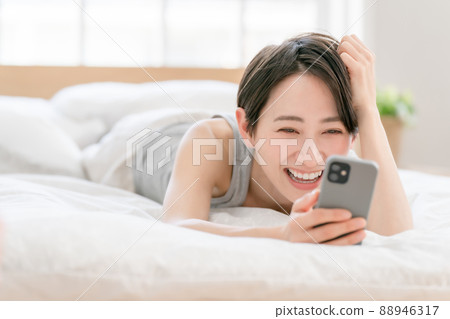 女性生活方式床智能手機 女性生活方式床智能手機 88946317