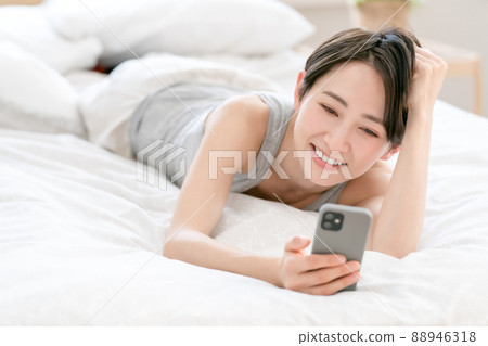 女性生活方式床智能手機 女性生活方式床智能手機 88946318