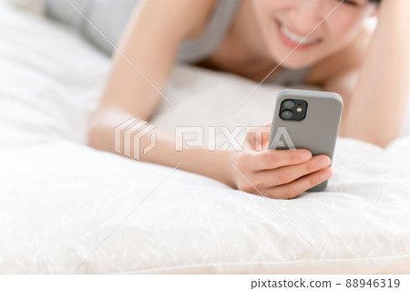 女性生活方式床智能手機 女性生活方式床智能手機 88946319