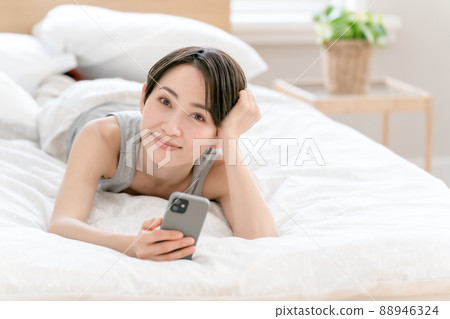 女性生活方式床智能手機 女性生活方式床智能手機 88946324