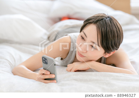 女性生活方式床智能手機 女性生活方式床智能手機 88946327