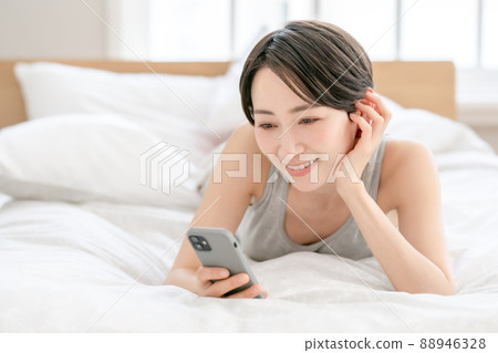 女性生活方式床智能手機 女性生活方式床智能手機 88946328