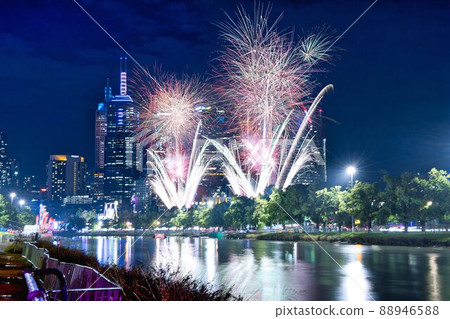 澳大利亞墨爾本亞拉河上的煙花夜間在蒙巴節上 88946588
