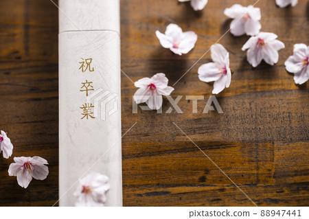 文憑和櫻花花瓣 88947441
