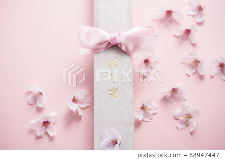 文憑和櫻花花瓣 88947447