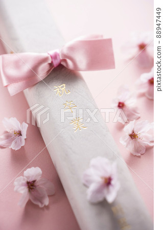 文憑和櫻花花瓣 88947449