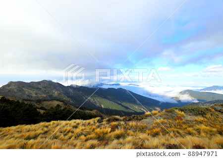 台灣高山峻嶺 中央山脈卑南主山 台灣高山峻嶺 中央山脈卑南主山 88947971