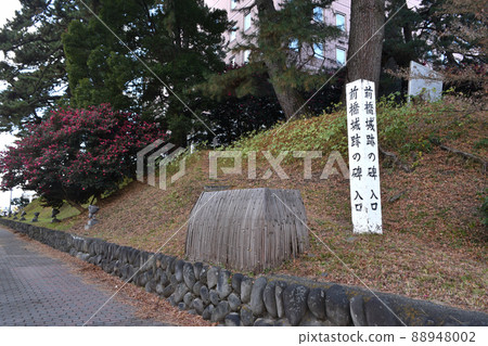 Maebashi Castle Honmaru Earthworks remaining in Gunma Prefectural Office 88948002