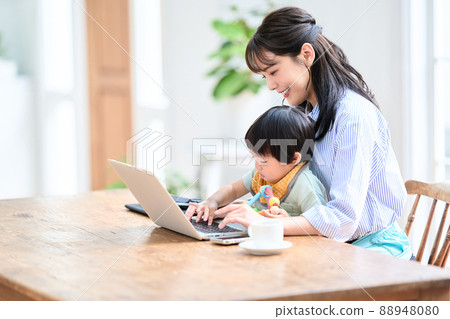 A woman in her thirties who works remotely with children 88948080