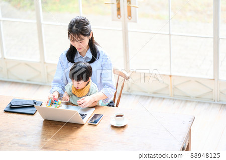 A woman in her thirties who works remotely with children A woman in her thirties who works remotely with children 88948125