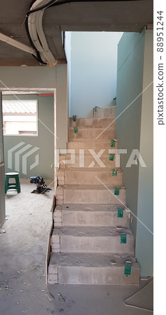 Construction site. Carpenter. Non-combustible plaster. Ceiling. Wooden box. Interior. 88951244