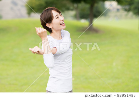 婦女在戶外伸展 88951483