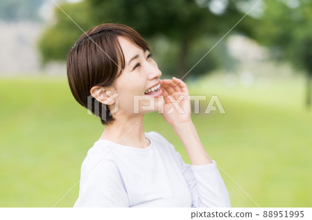 戶外女性肖像 戶外女性肖像 88951995