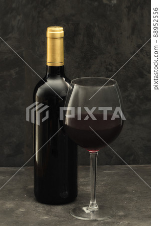 Drinking wine Drinking wine 88952556