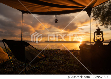 Staring at the sunset 88952924
