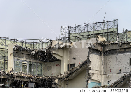 Demolition of RC structure: Cross section of structure and soundproofing panels 88953356