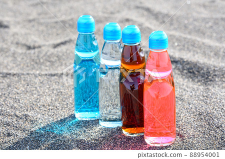 復古海沙灘上排隊的瓶裝果汁 復古海沙灘上排隊的瓶裝果汁 88954001