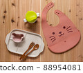 庫存照片 | 嬰兒食品圍裙和餐具套裝兒童 88954081