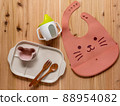 庫存照片 | 嬰兒食品圍裙和餐具套裝兒童 88954082