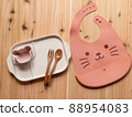 庫存照片 | 嬰兒食品圍裙和餐具套裝兒童 88954083