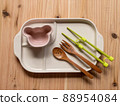 庫存照片｜嬰兒食品圍裙、輔助筷子和兒童餐具 88954084