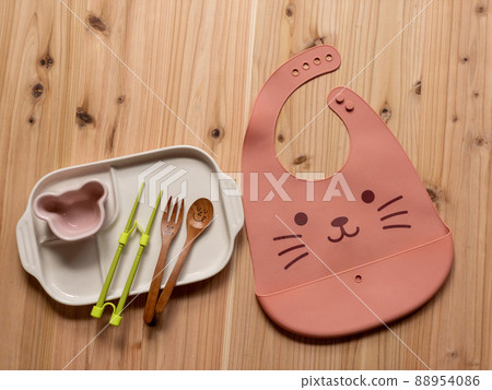 庫存照片｜嬰兒食品圍裙、輔助筷子和兒童餐具 88954086