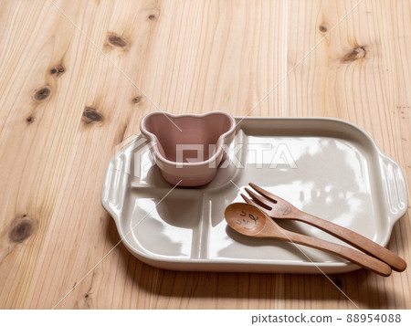 庫存照片|嬰兒食品勺叉餐具套裝兒童 庫存照片|嬰兒食品勺叉餐具套裝兒童 88954088