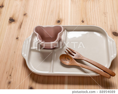 庫存照片｜嬰兒食品勺子、叉子和餐具套裝兒童 88954089