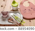 庫存照片｜嬰兒食品圍裙、輔助筷子和兒童餐具 88954090