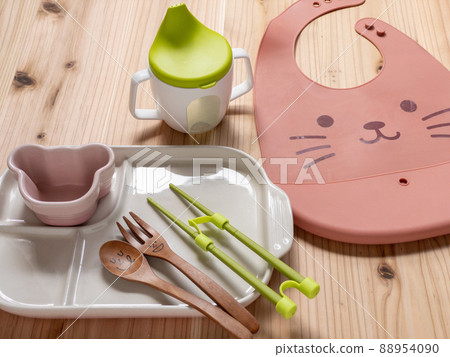 庫存照片|嬰兒食品圍裙、輔助筷子和兒童餐具 庫存照片|嬰兒食品圍裙、輔助筷子和兒童餐具 88954090