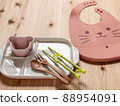 庫存照片｜嬰兒食品圍裙、輔助筷子和兒童餐具 88954091