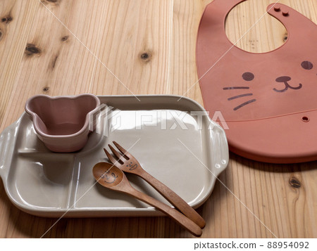 庫存照片|嬰兒食品圍裙、輔助筷子和兒童餐具 庫存照片|嬰兒食品圍裙、輔助筷子和兒童餐具 88954092