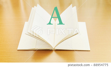 在桌子上打開的一本書和字母 A 88954775