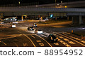 赤坂公路，夜間公路上行駛的汽車 88954952