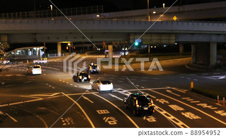 赤坂公路，夜間公路上行駛的汽車 88954952