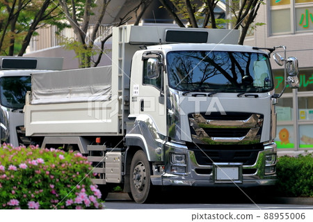 Image of a waiting dump truck 88955006
